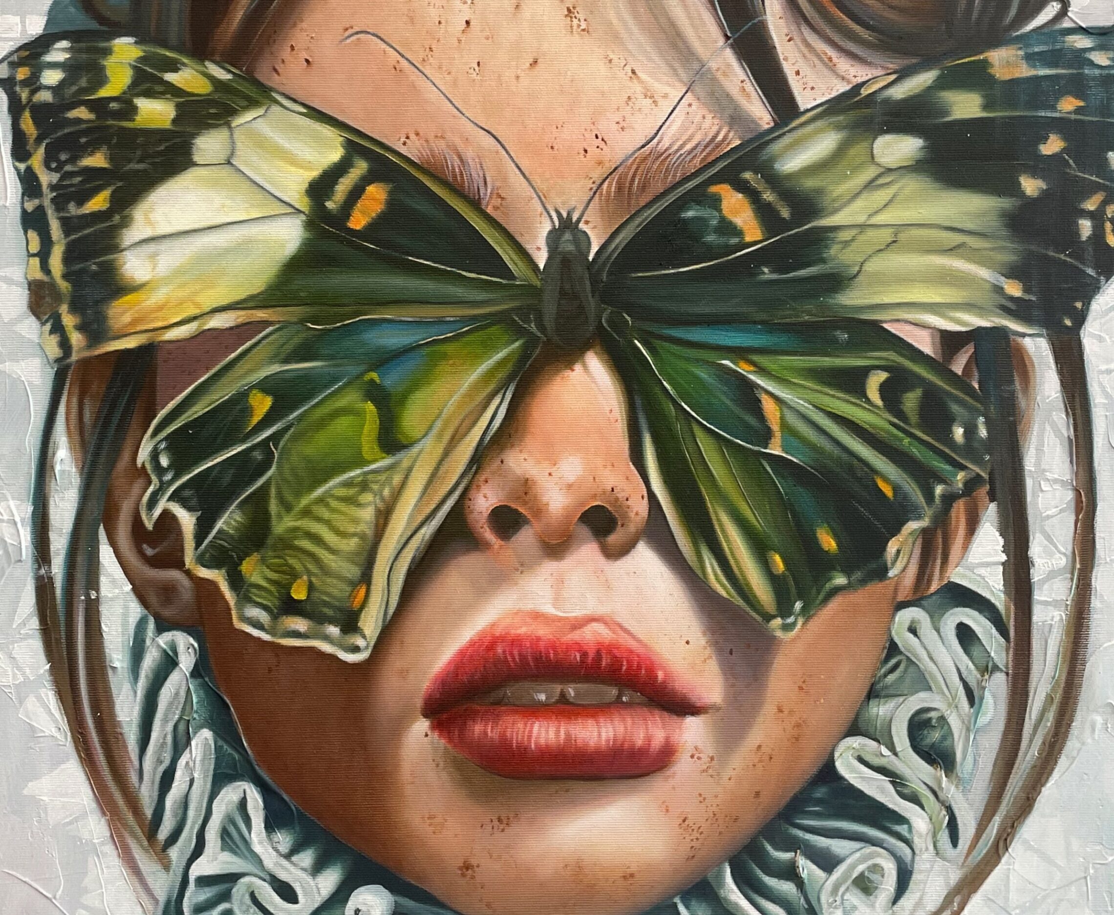Zeitgenössisches Porträtgemälde einer Frau mit einem grün-gelben Schmetterling als Maske über den Augen. Surrealistische Öl- und Acryl-Malerei zum Thema Identität und Metamorphose.