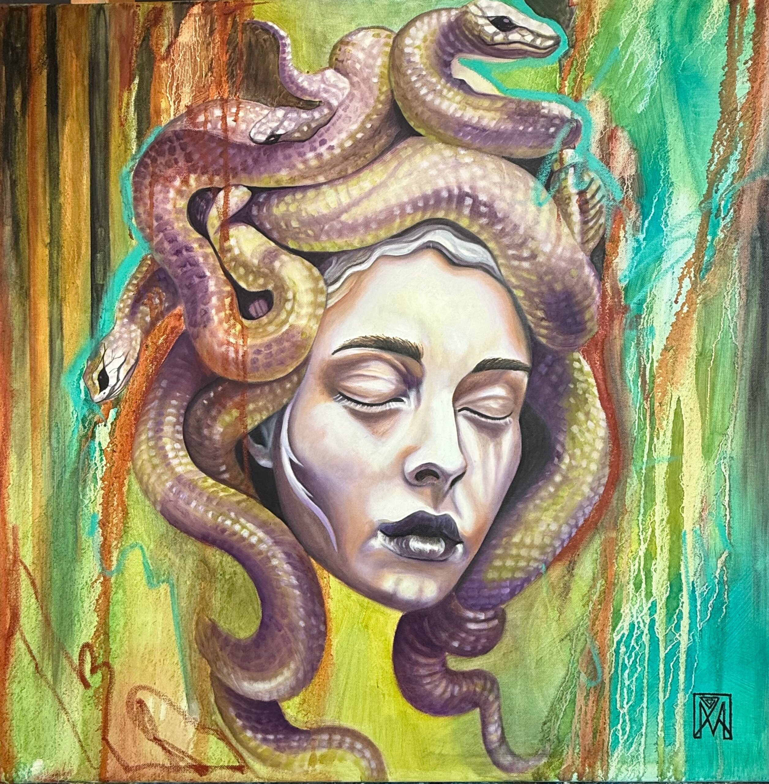Porträt mit Schlangenmotiv um den Kopf vor dekorativem grünem Hintergrund.